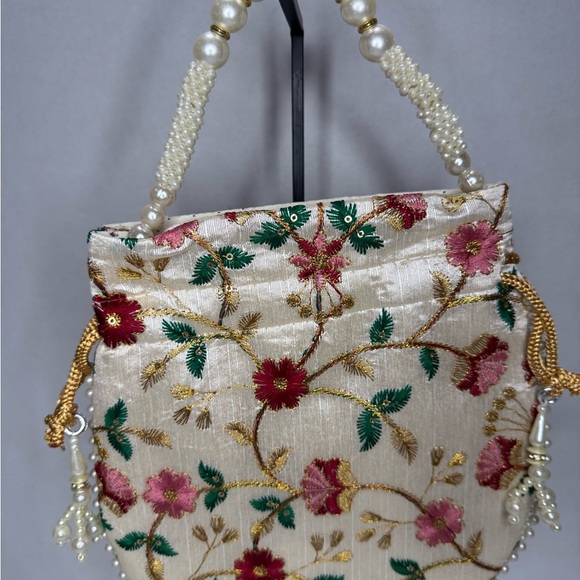 Floral Embroidered Cream Handbag - Picture 5 of 11